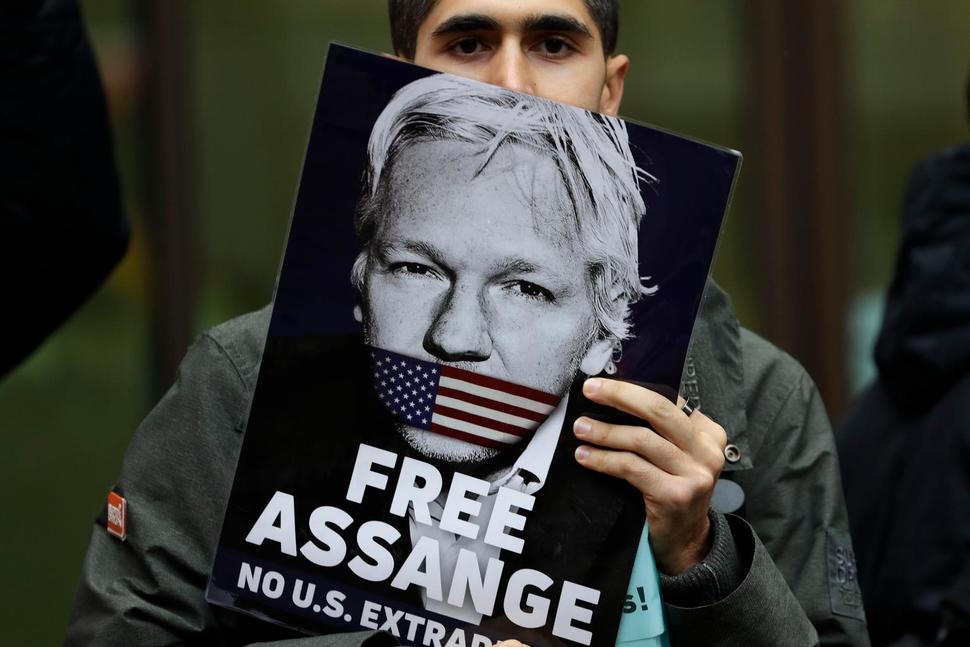 Risultato immagini per Assange immagini"